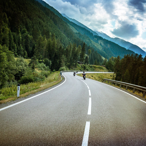 Montociclisti su un tornante di montagna