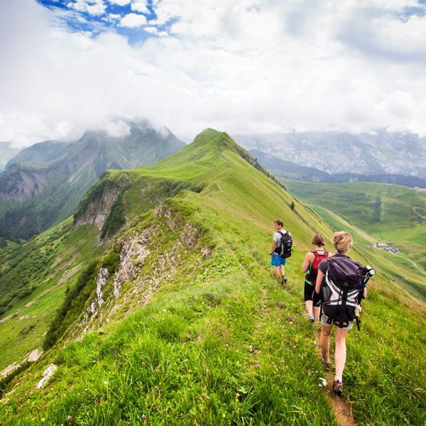 Un gruppo di escursionisti lungo un sentiero di montagna