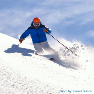 Foto: uno sciatore durante un fuori pista
